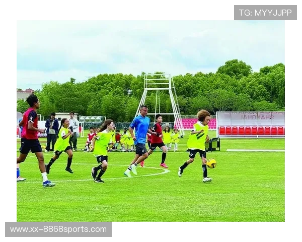 足球球星闪耀绿茵赛场掀起激情狂潮点燃无数球迷热血梦想